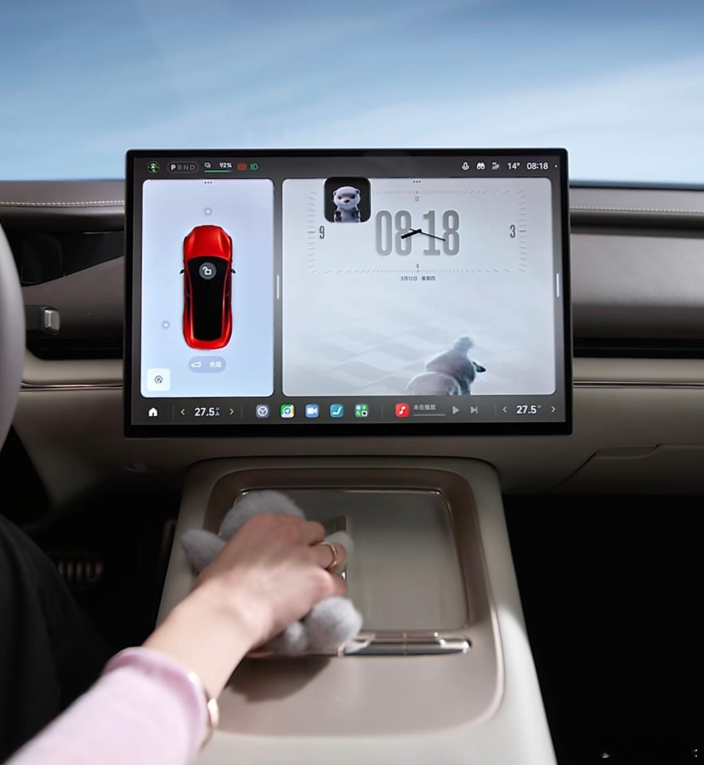 科技的温度，往往就藏在那些微妙的细节里。新一代SU7 这个“车机萌宠”的设定就是