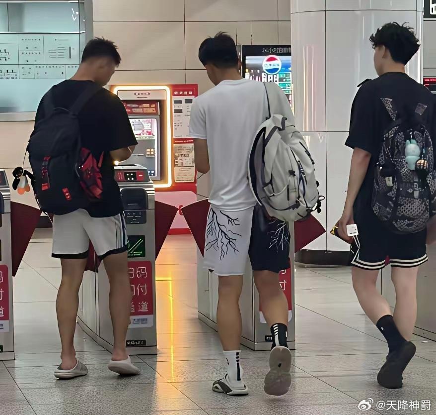 如今大学里男生穿搭基本成统一模板：运动短裤搭配长袜，脚下再踩一双拖鞋。果然时代不