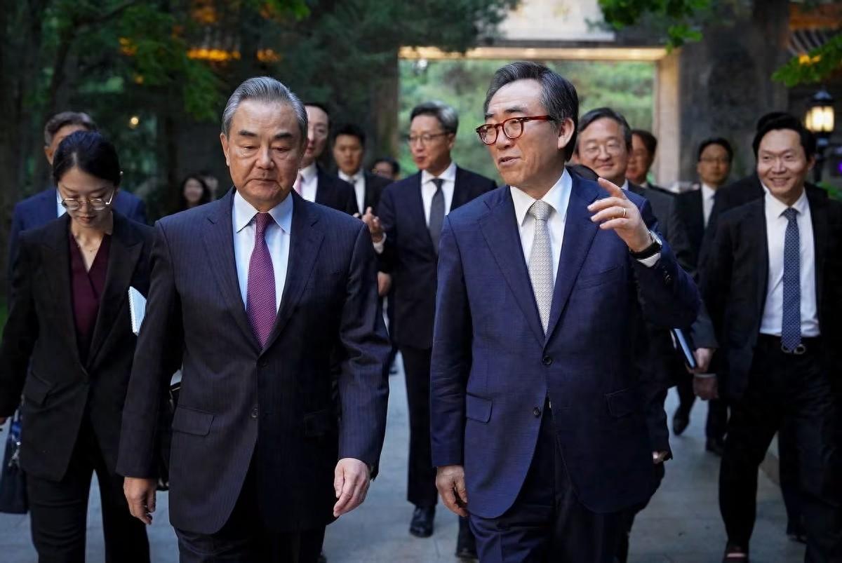 王毅要求韩方恪守一中，韩外长沉默，不到24小时，韩议员宣布窜台。
 
面对中方“