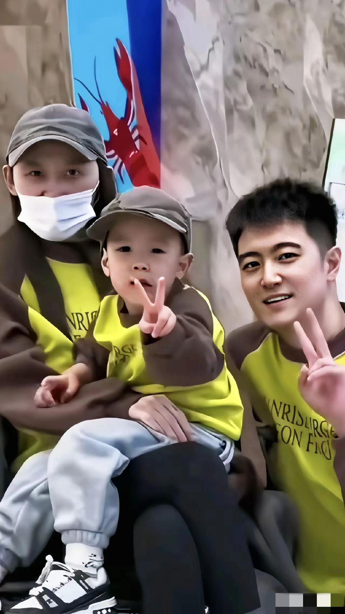 这张全家福，看得人心里一沉。

妻子癌症晚期，最后愿望是拍张全家福留给孩子。丈夫