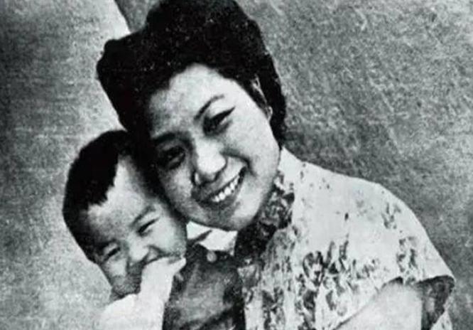1942年，沈醉带妻子粟燕萍参加宴会，戴笠却盯着他妻子看个不停，沈醉一惊，回去就