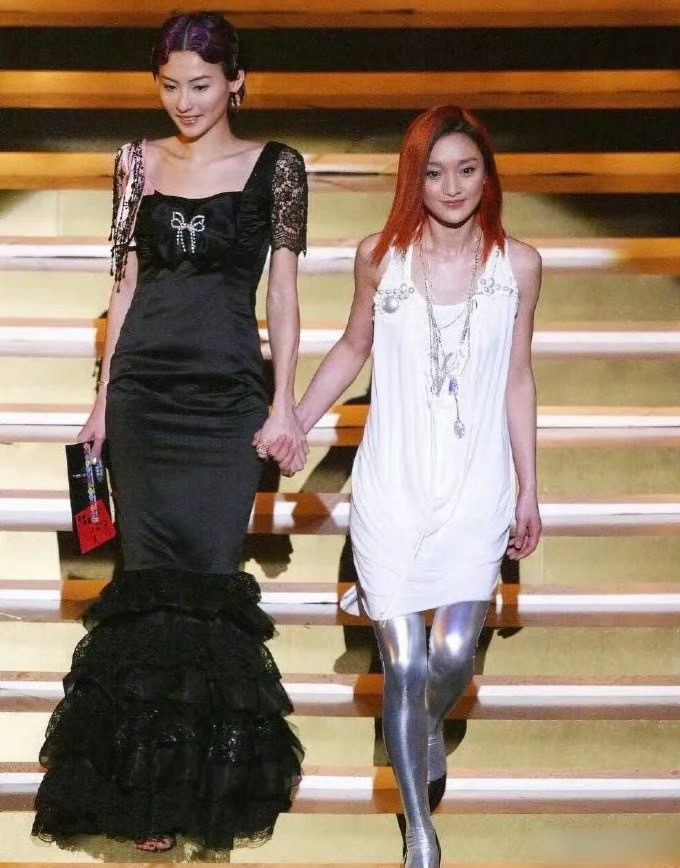 都说很多女星不太愿意和张柏芝同框，一同框就会被她的气质瞬间秒掉。这是早年间的一张