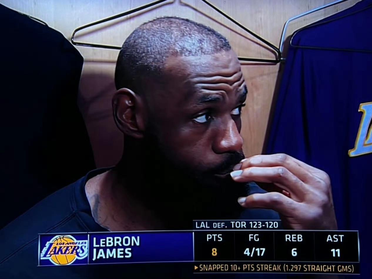 湖人虽然赢球，重点关注詹姆斯数据，全场就8分，最近都不太好，詹姆斯是老了，还是主