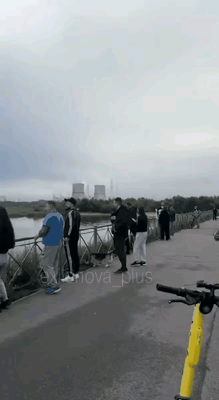 “隔岸观火”：圣彼得堡石油码头遭袭俄民众现场看热闹

俄罗斯列宁格勒州的圣彼得堡