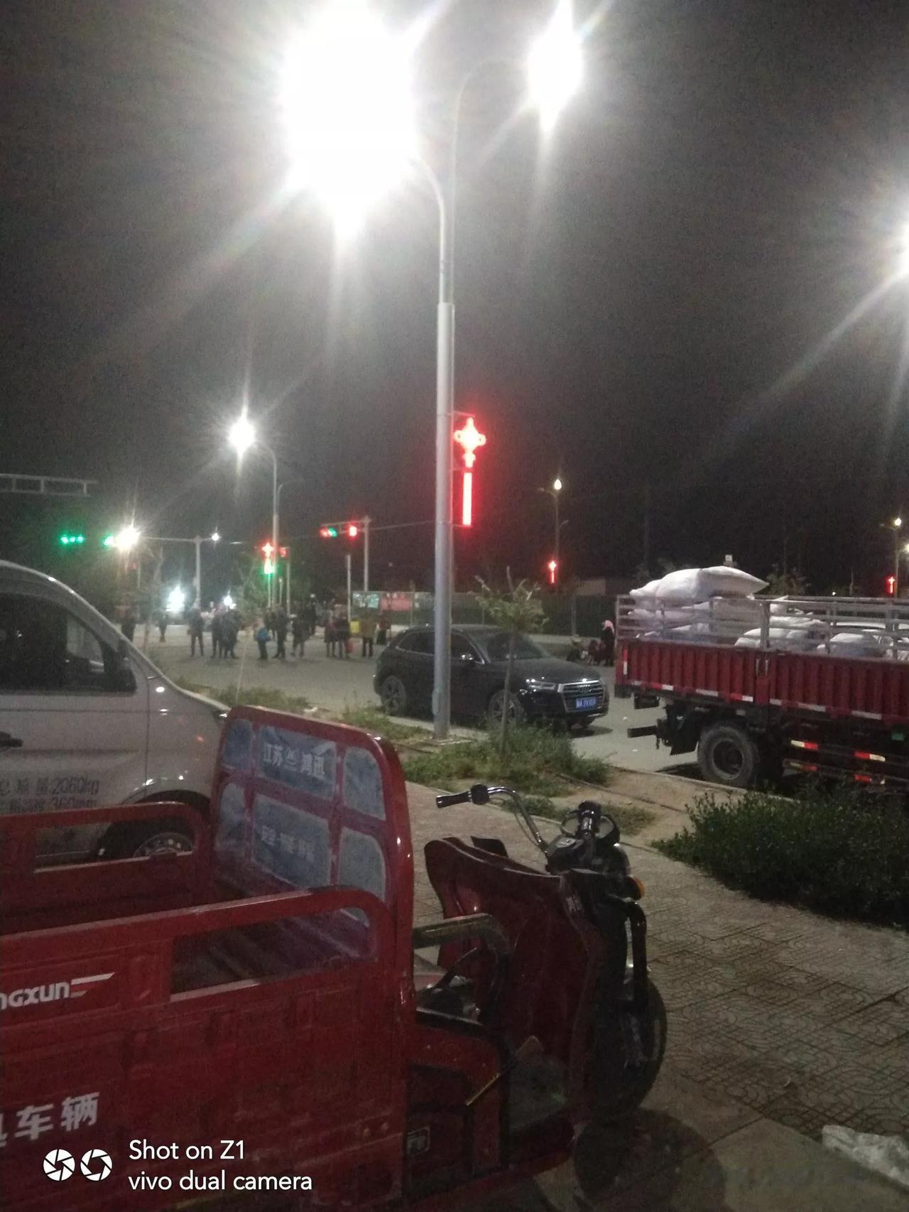 #记录真实生活# 
秋风起
老板下瓜催得急
半夜三更仍下地
天凉风大人不稳
不为