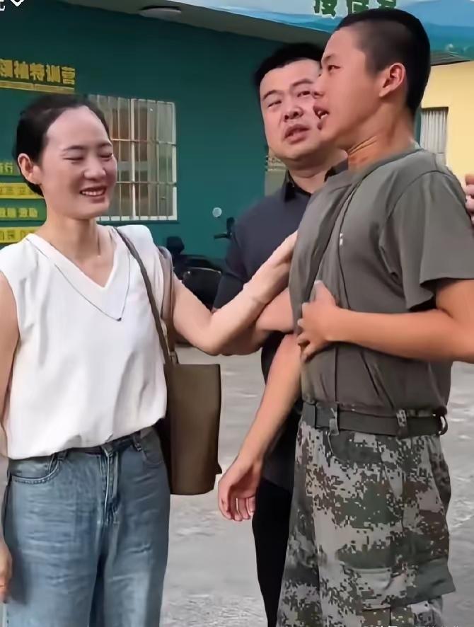 国防科大新生报到的校门外，河南小伙抱着姑姑哭得稀里哗啦，“往后换我来赡养你们。”
