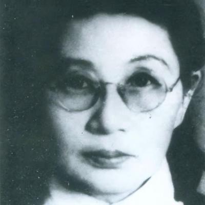 1909年，16岁的白薇被丈夫搬板凳砸断脊背，婆婆扑上来生生咬断她的脚筋，她拖着