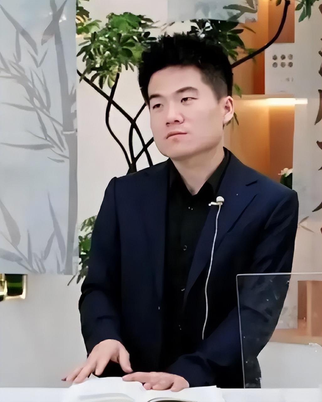 还是凤凰网敢说真话。
 
有网友表示，哪里有什么与辉同行，简直就是与假同行。别的