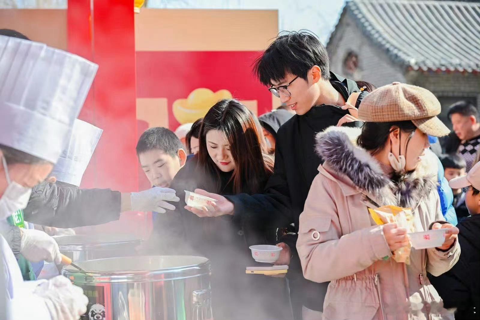 小年吃饺子的含金量还在上升马年第一口福气是济南给的 济南大明湖小年超有爱！亲手包