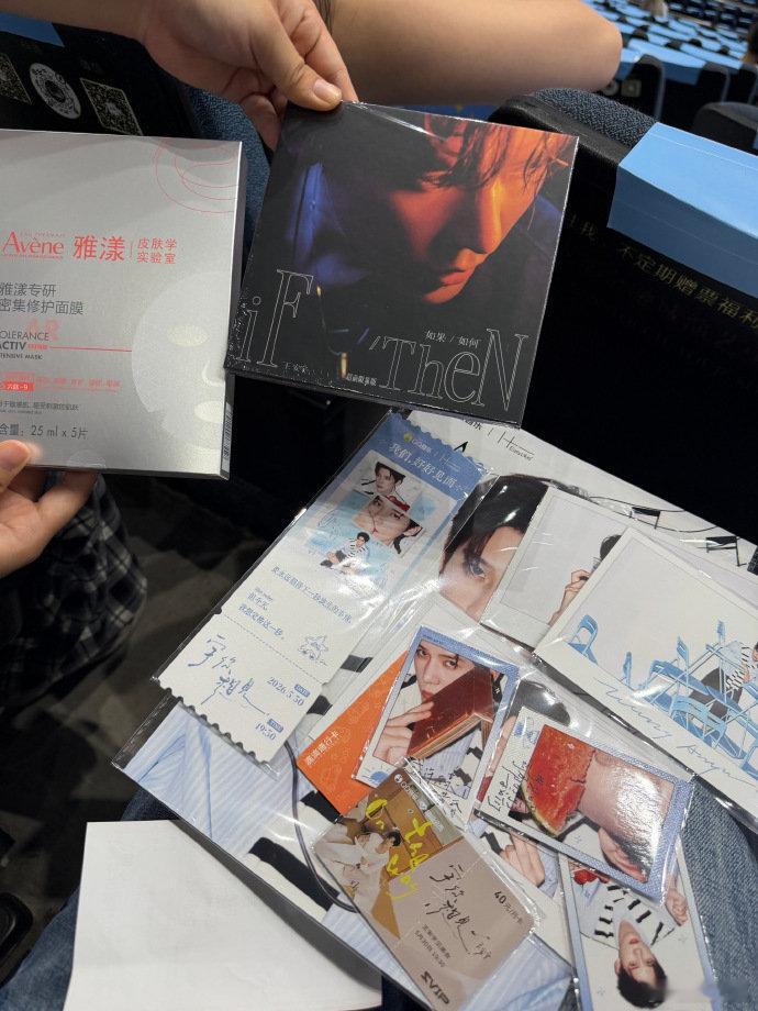 王安宇伴手礼王安宇见面会的伴手礼王安宇见面会的伴手礼堪称内娱天花板，免费拍立得、