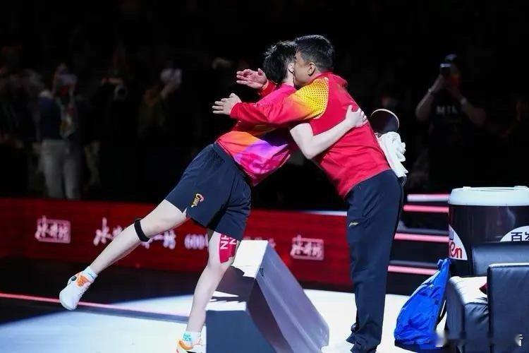 国乒师徒名场面！王皓一句安抚稳住全场王楚钦赛场急得喊“他老抽我中路”，王皓一句话