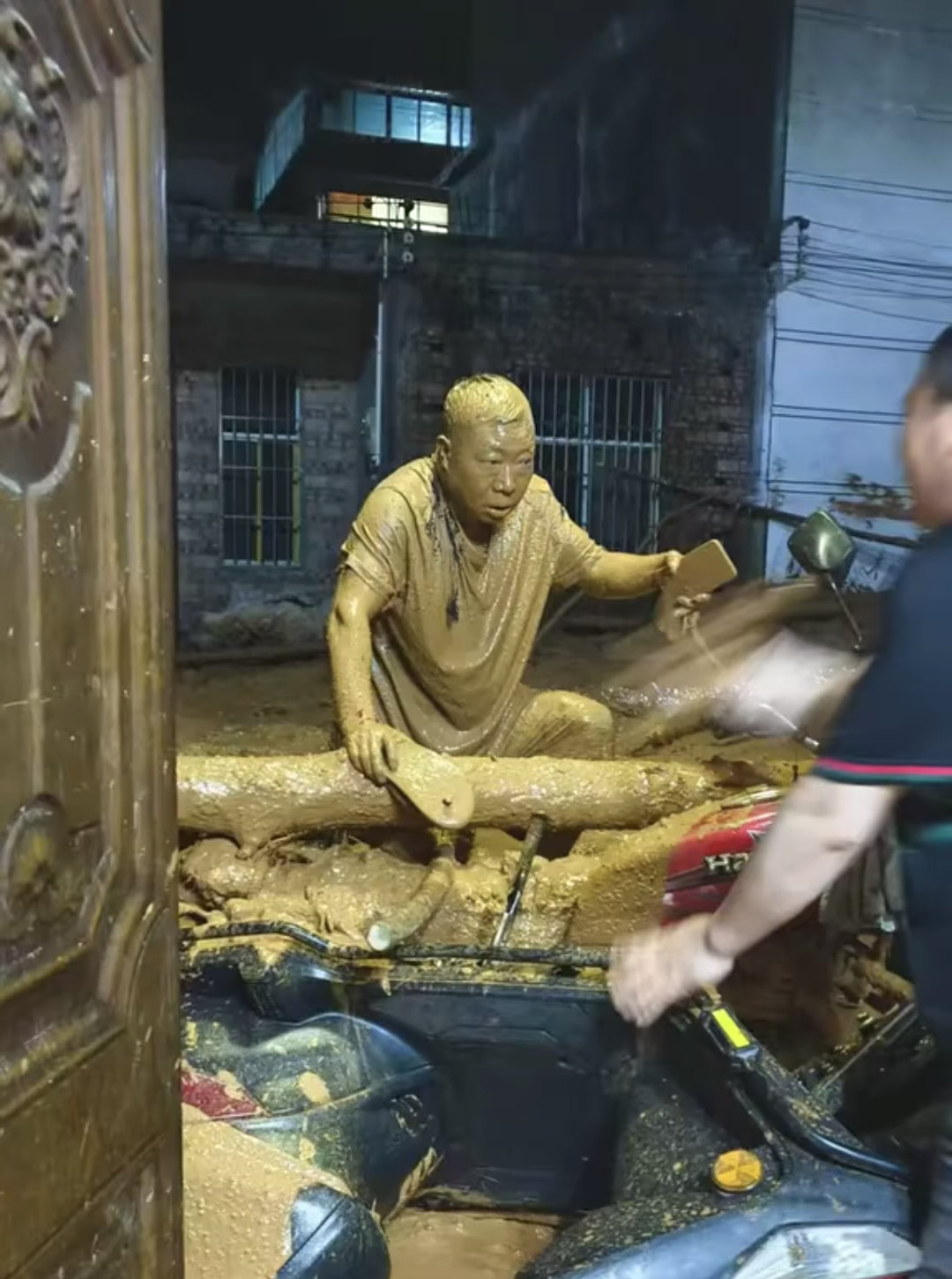 【一张感动无数网友的照片】5月17日至18日，一场暴雨突袭云南边境小村致山洪暴发