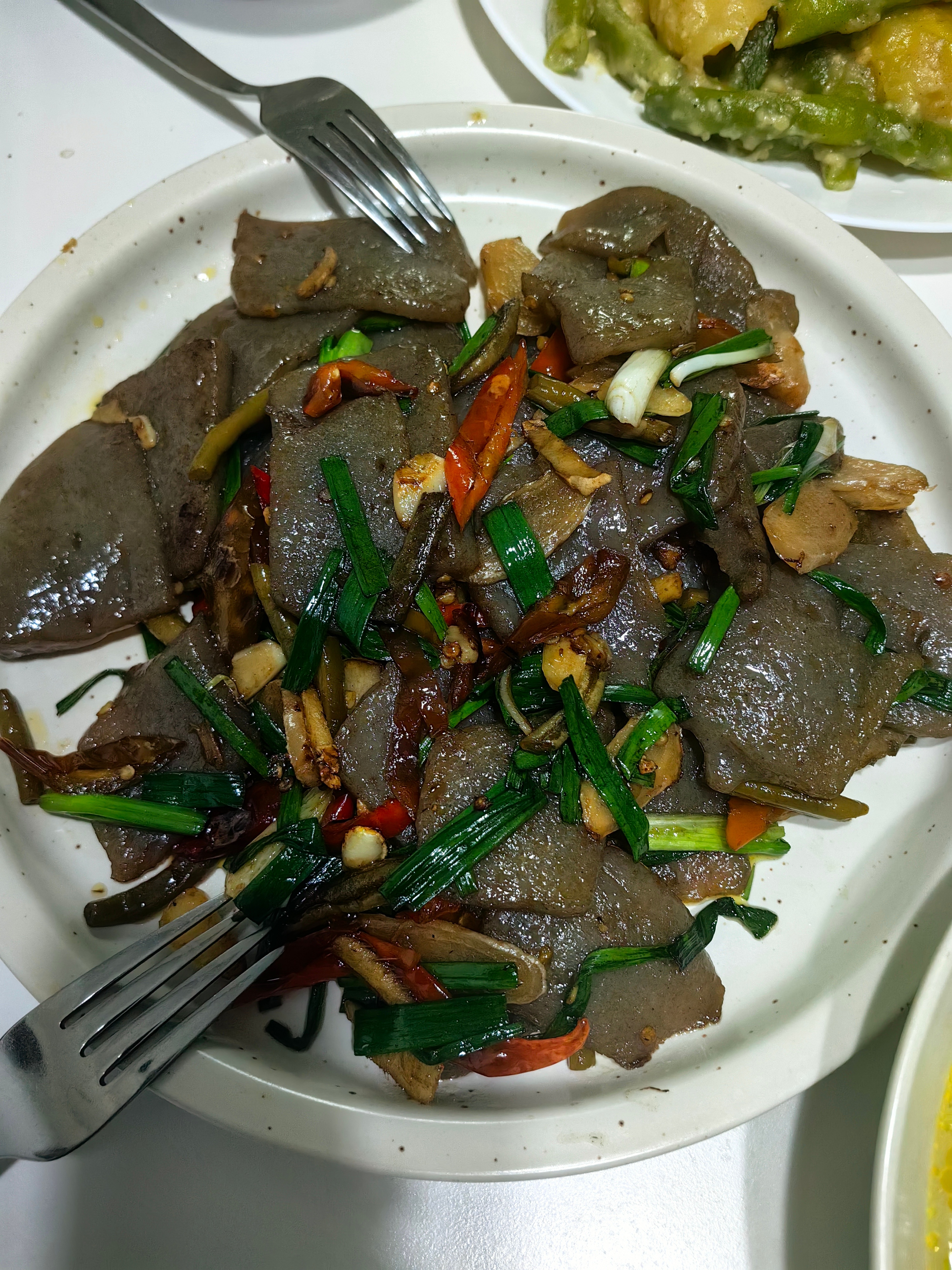 晚餐一荤四素：山胡椒油拌鸡肉、泡椒炒魔芋、四季豆烧土豆、鸡汤煮山黄瓜、炝炒油麦菜