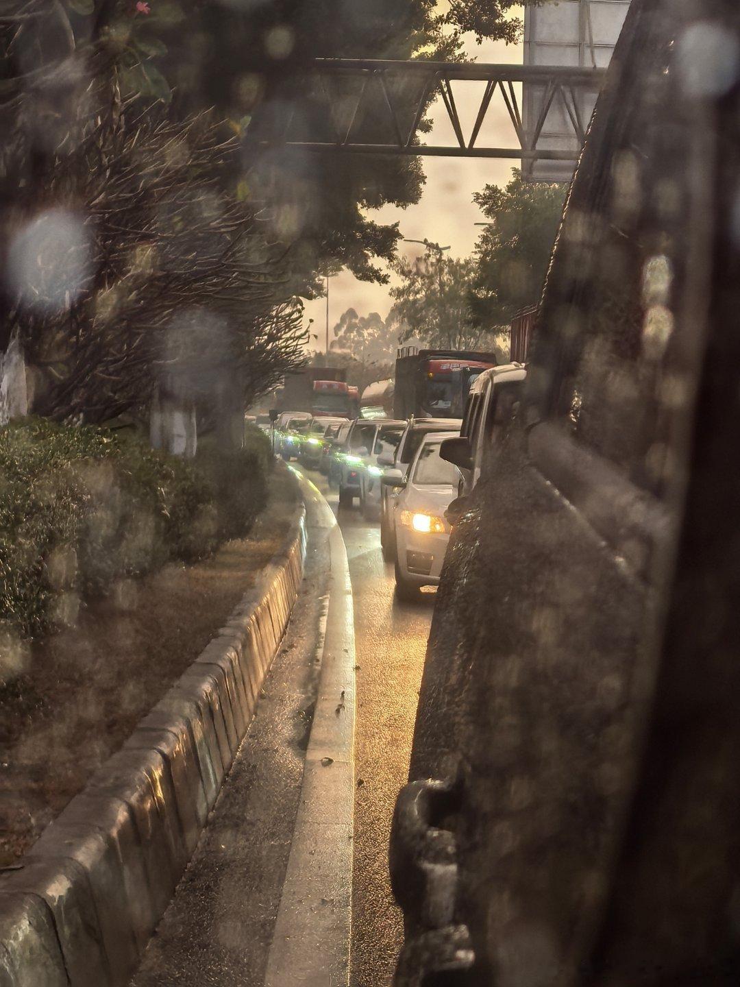 才早上7点多广园路已经10分钟一动不动了早出门返工的牛马不易我与汽车的日常 广州