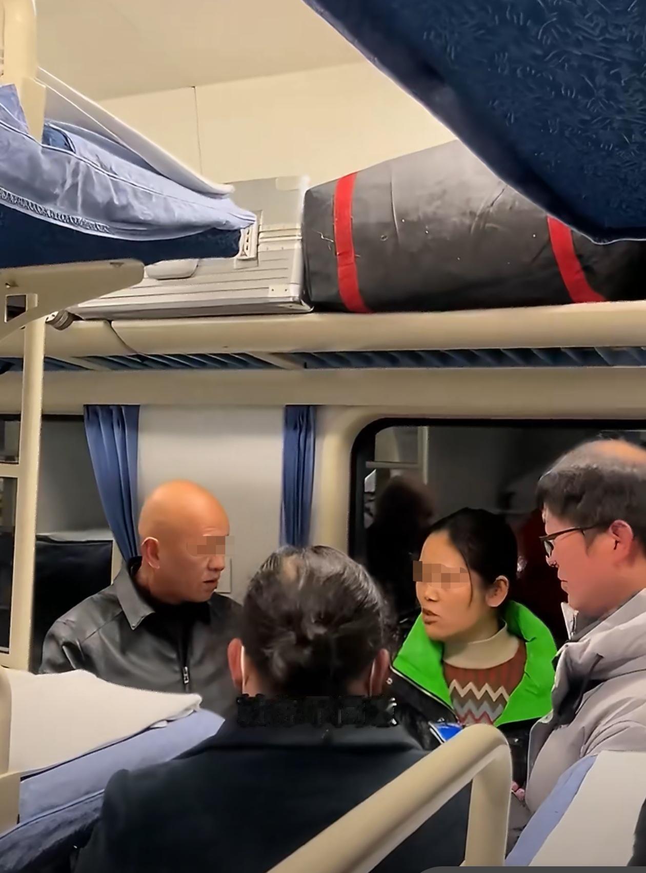 火车上，因光头男子拒绝跟女子换铺位，竟遭女子斥责：怎么不可以换了？9号车厢的人不