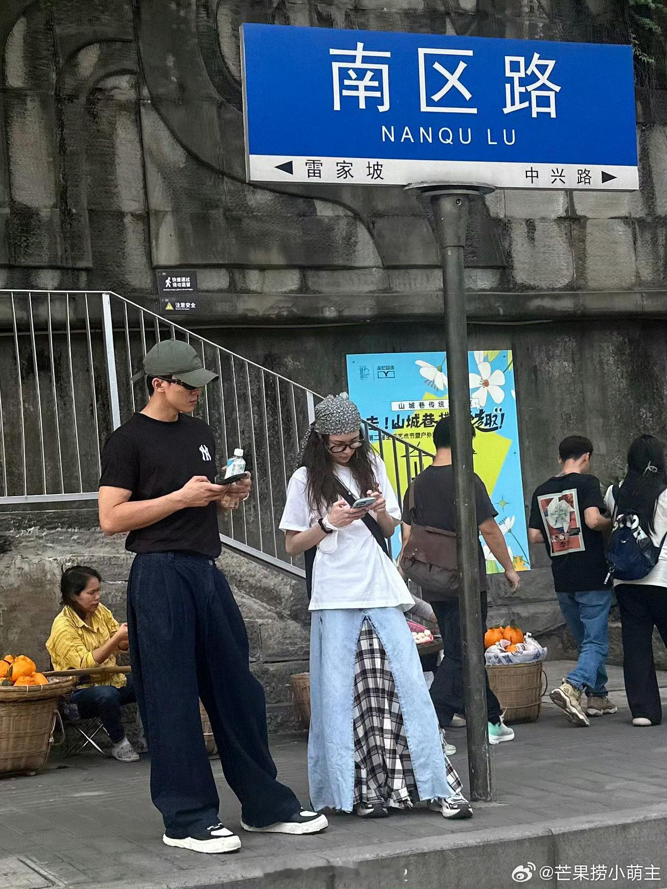 重庆街头偶遇钟楚曦侯雯元，昨天看完时代少年团演唱会后今天外出约会了，情侣俩可真配