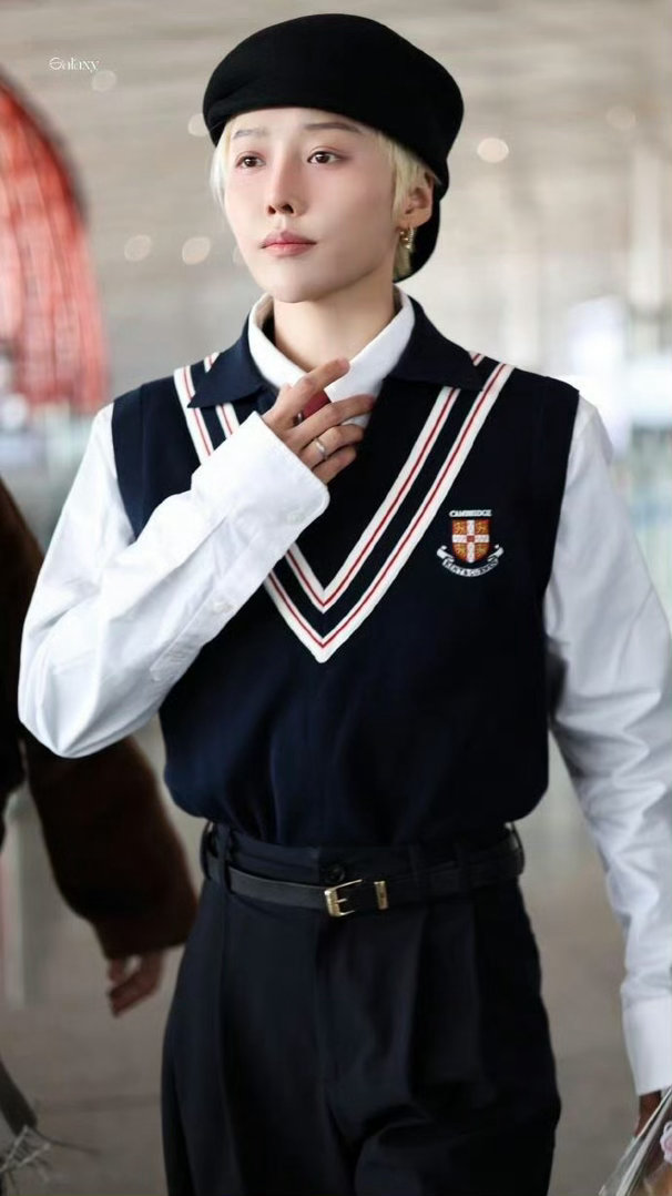 刘雨昕和学院风的适配度刘雨昕穿上学院风造型清爽又利落，衬衫领带搭配简约版型，少年