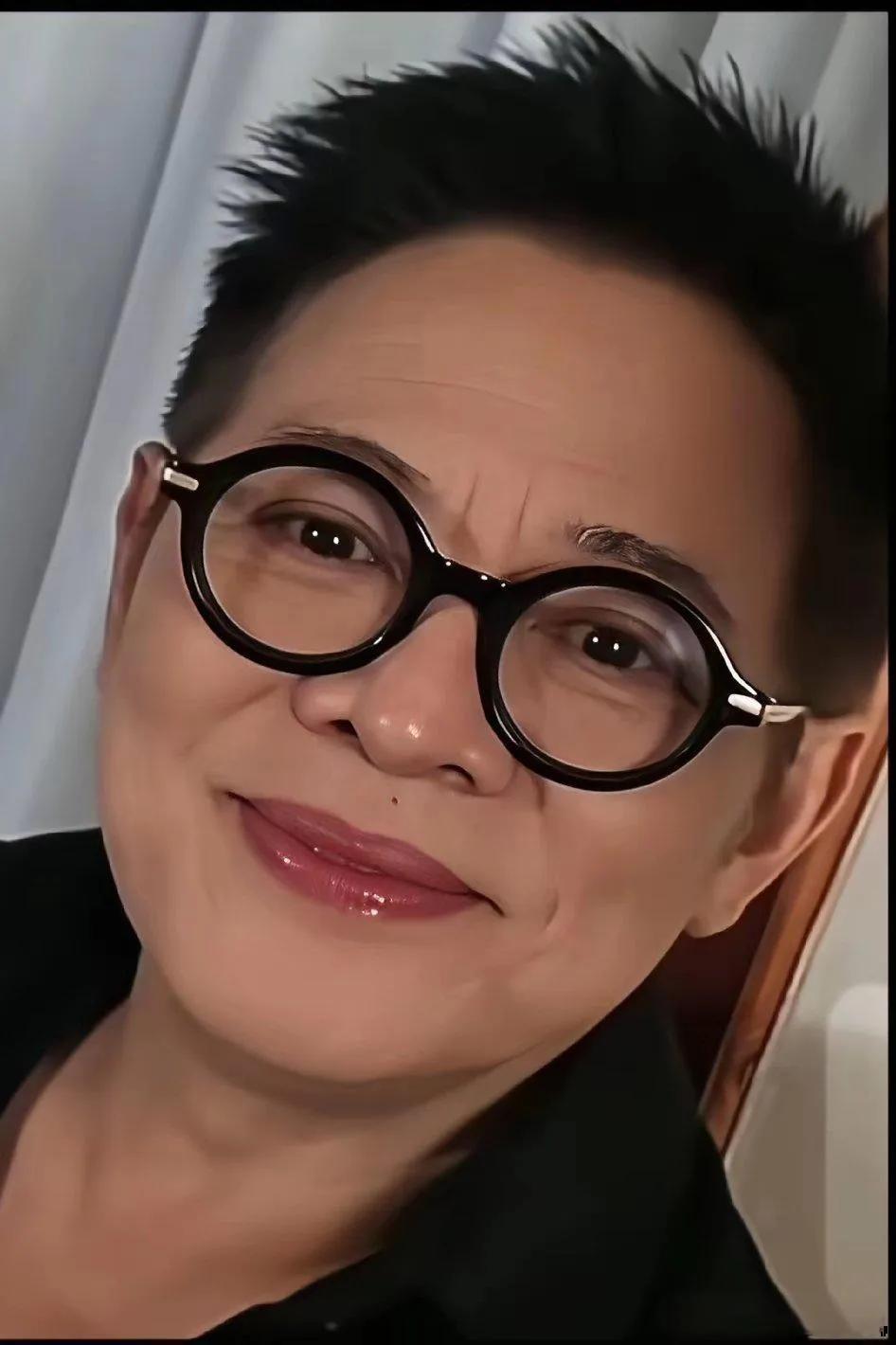 刷到李连杰近期照片，简直把我惊呆了，岁月对他太温柔了！这状态哪像60+，分明是逆