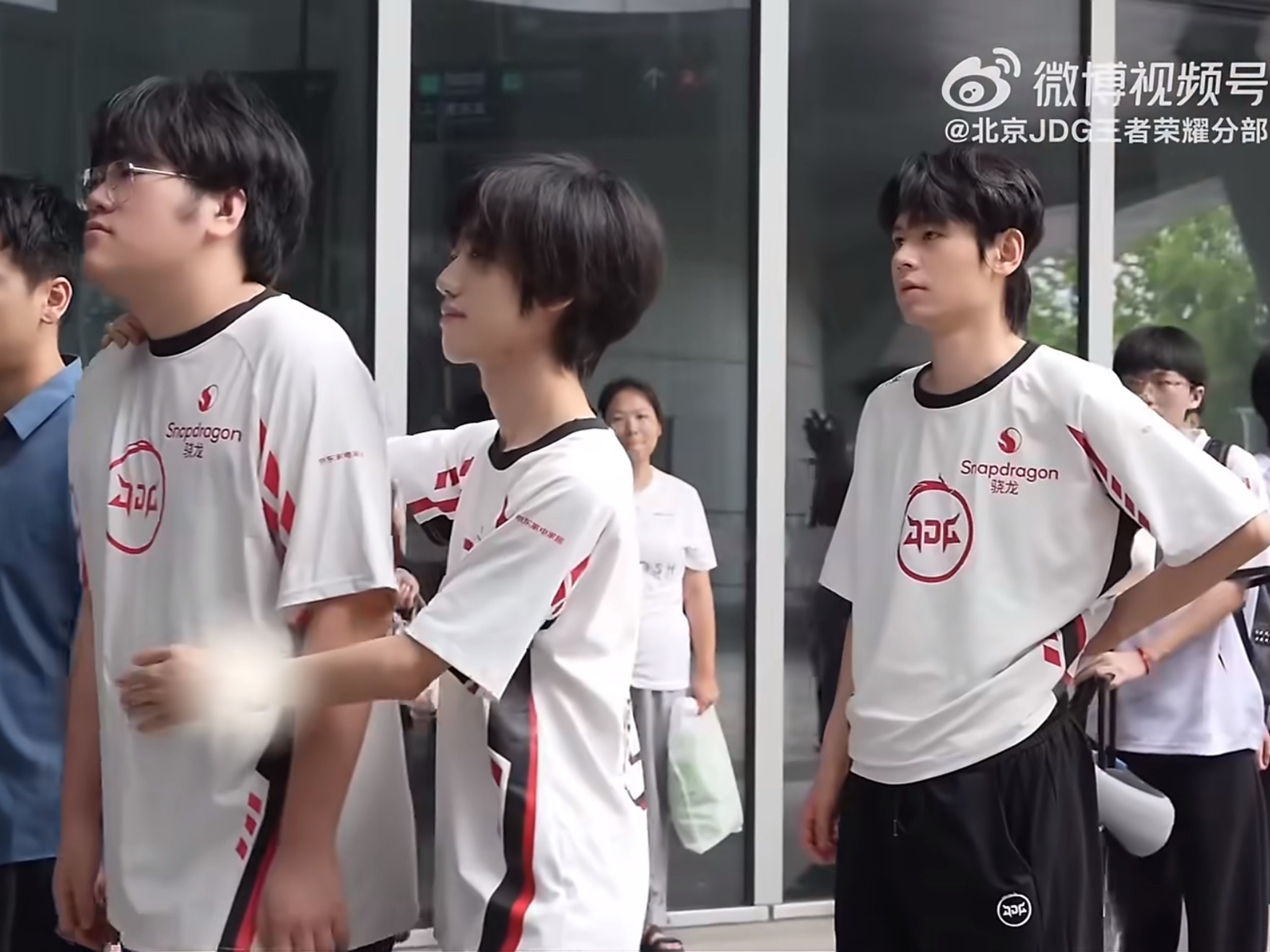 这个时候哥哥已经开始不耐烦了🙄 
