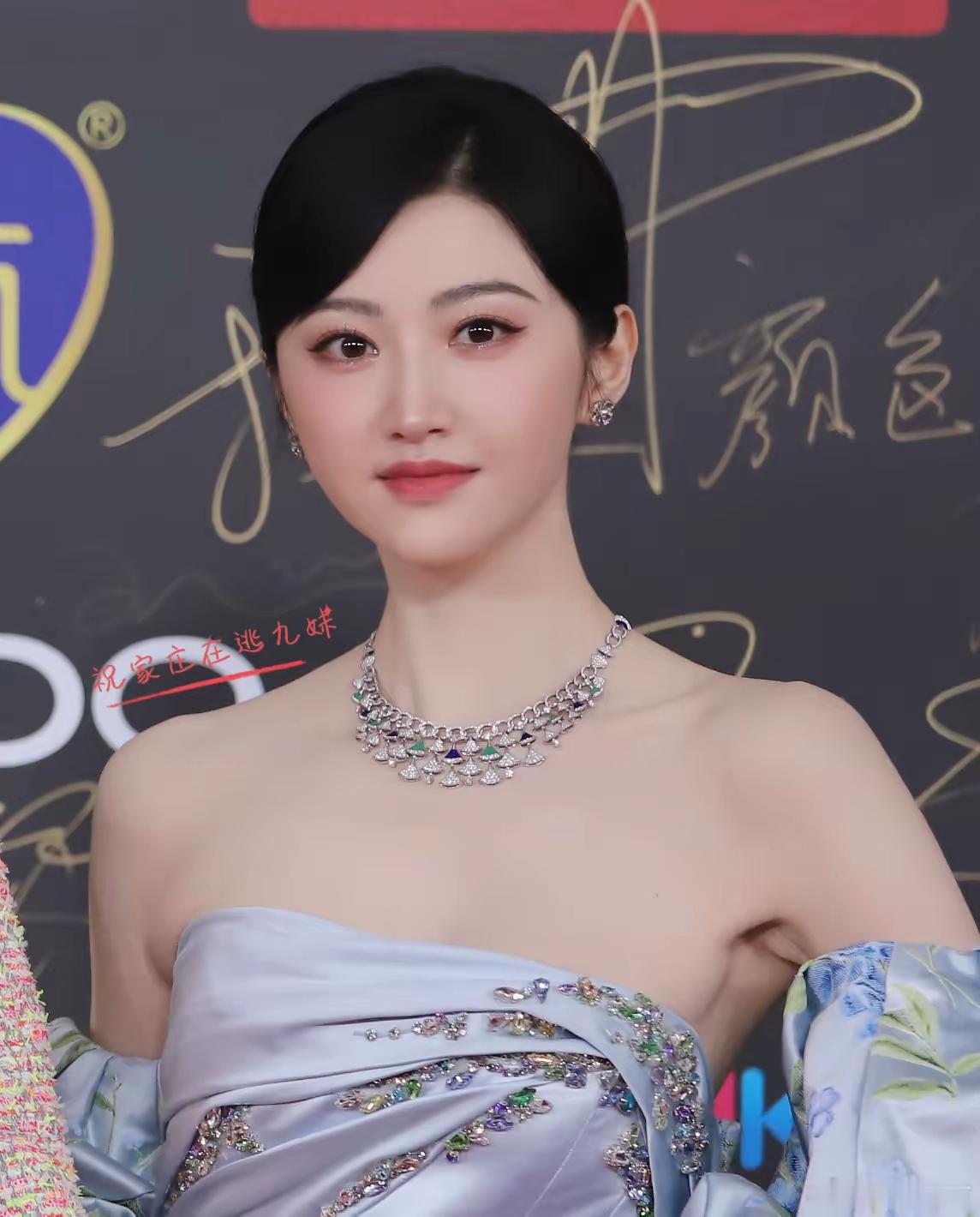 景甜经历风波后立即登上杂志，看来是真有人帮她的。一来需要释放信号给大众，表明她没