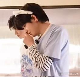 开始打基了吗 都带发箍 