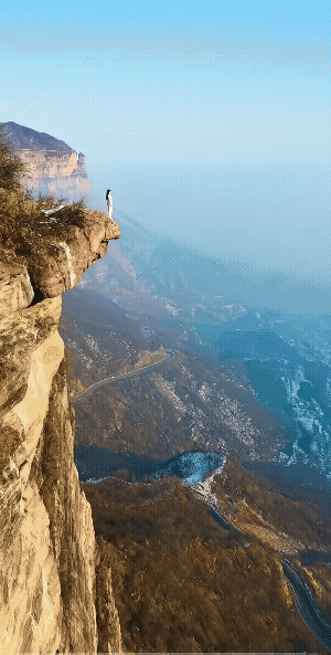 “会当凌绝顶 一览众山小。”
姑娘的胆子真大，站在“鹰嘴”角上，摇摆着不同的姿势