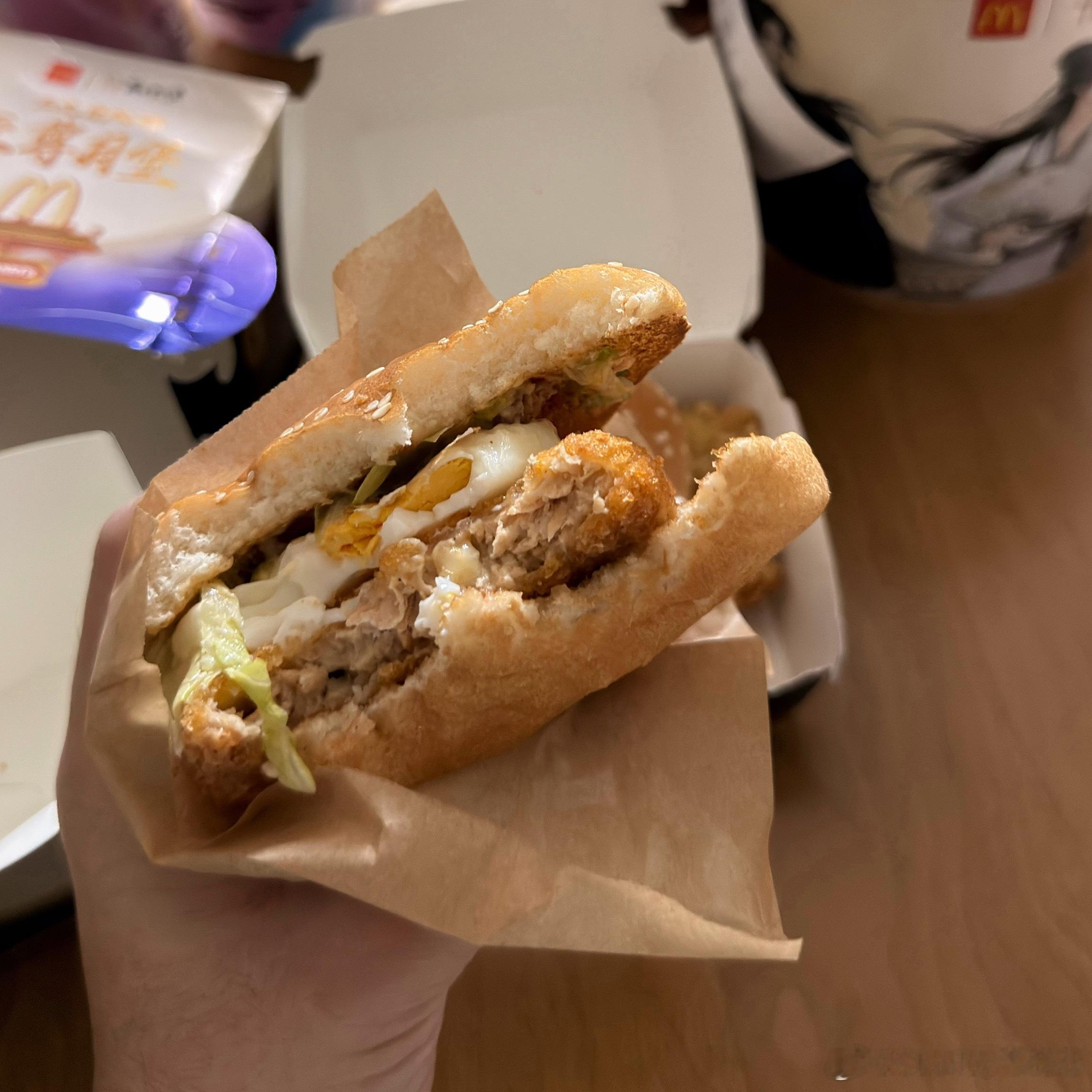 吃了麦当劳新出的两个堡（没错一顿饭吃了两个…）至尊月堡要比另一款好吃，另一款吃完