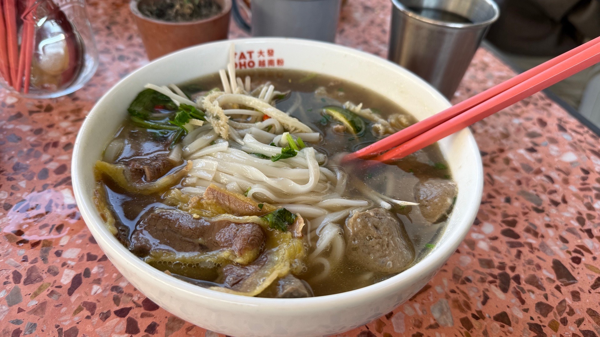 好几次吃完越南粉都拉肚子，这个肉片还是烫熟了吃吧，那种带着血的我吃完就闹肚子 