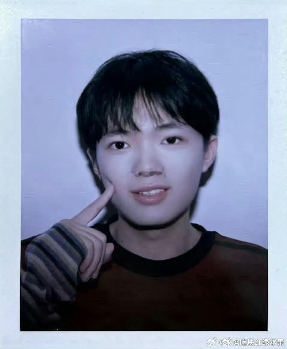 现在流行撕拉片一窝蜂去拍了是吧。。一个比一个丑。。。 ​​​