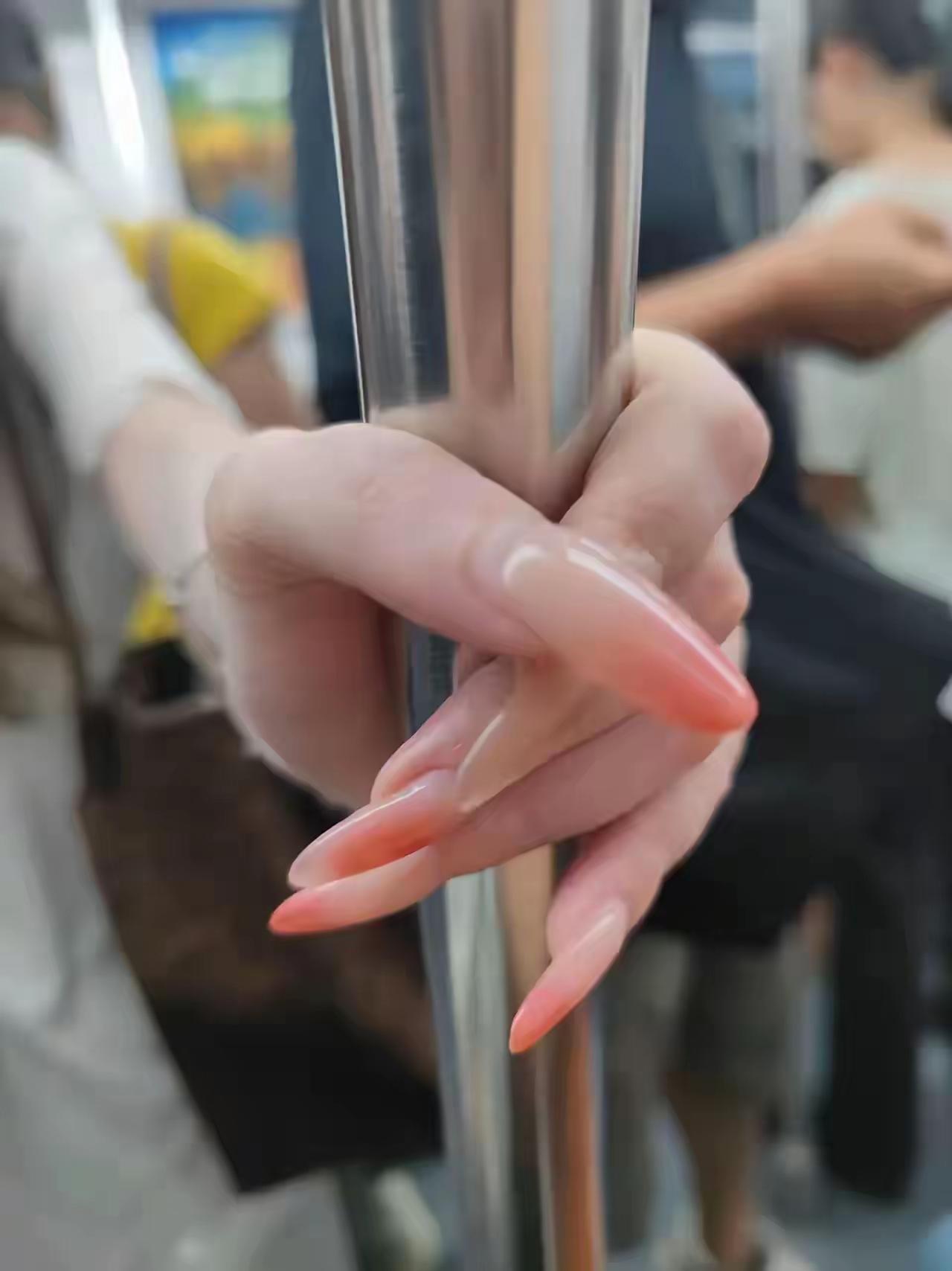 娶一个有着如此纤纤玉手的媳妇好不好。应该是只能看，不能干活吧，揉个面啥的咋办？真