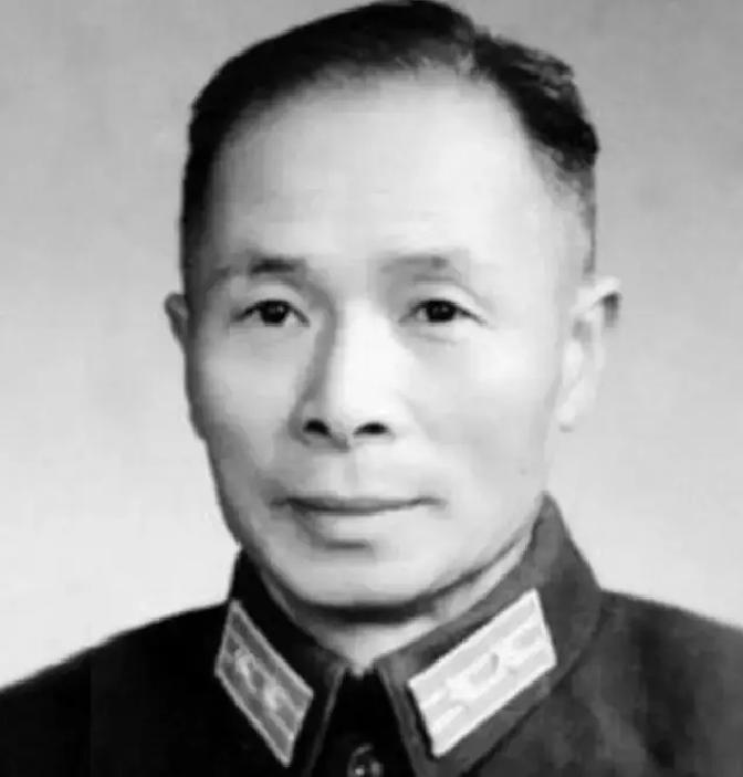 1947年5月16日下午，孟良崮主峰上的枪声刚停。

六纵特务团的战士们冲进了7