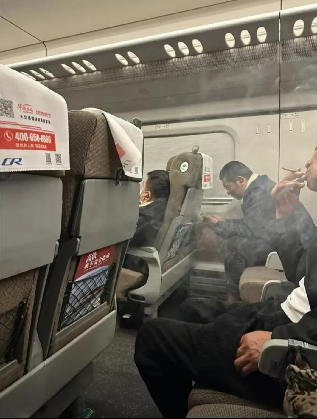 高铁开通以来，第一次看到有人在高铁那么潇洒吸烟的。。
也是牛人一个。。。
很好奇