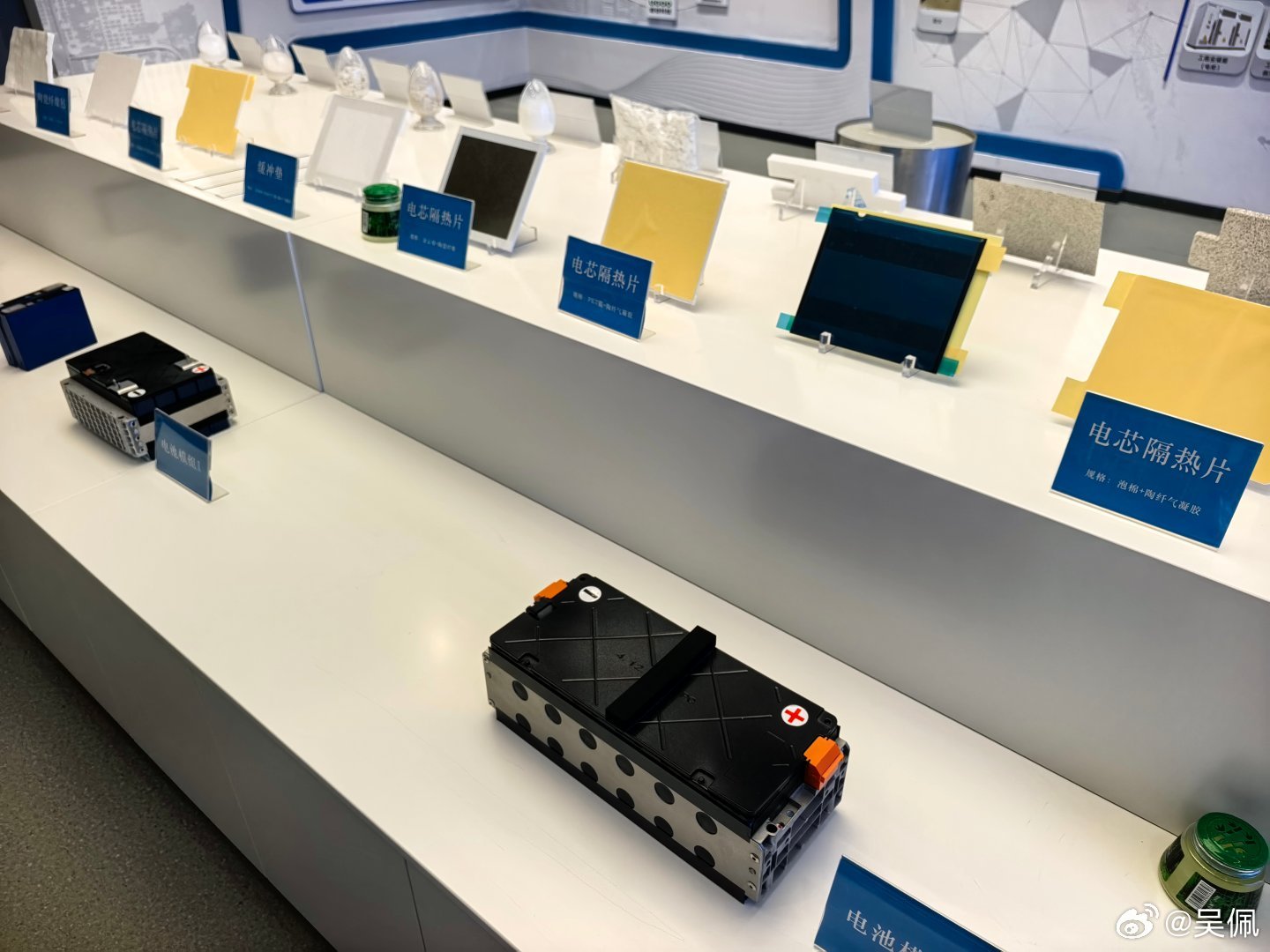 昨天去了趟中耐，看了一些防火材料。玻璃纤维➡陶瓷纤维已经在高端车上开始替换，替换