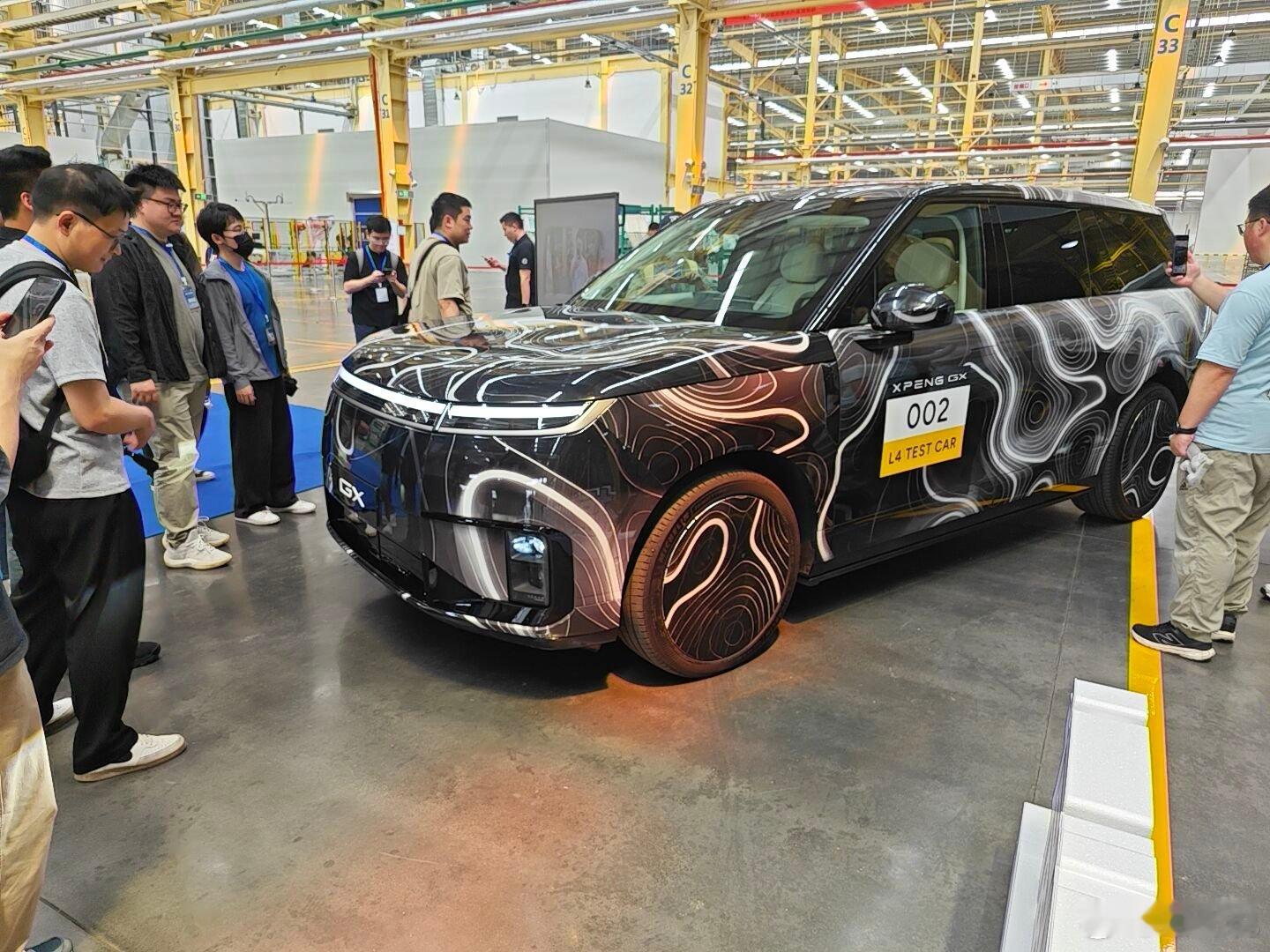 提前看到了小鹏GX的内饰了，配上AI调光隐私玻璃，整个车科技感和豪华感拉满。由于