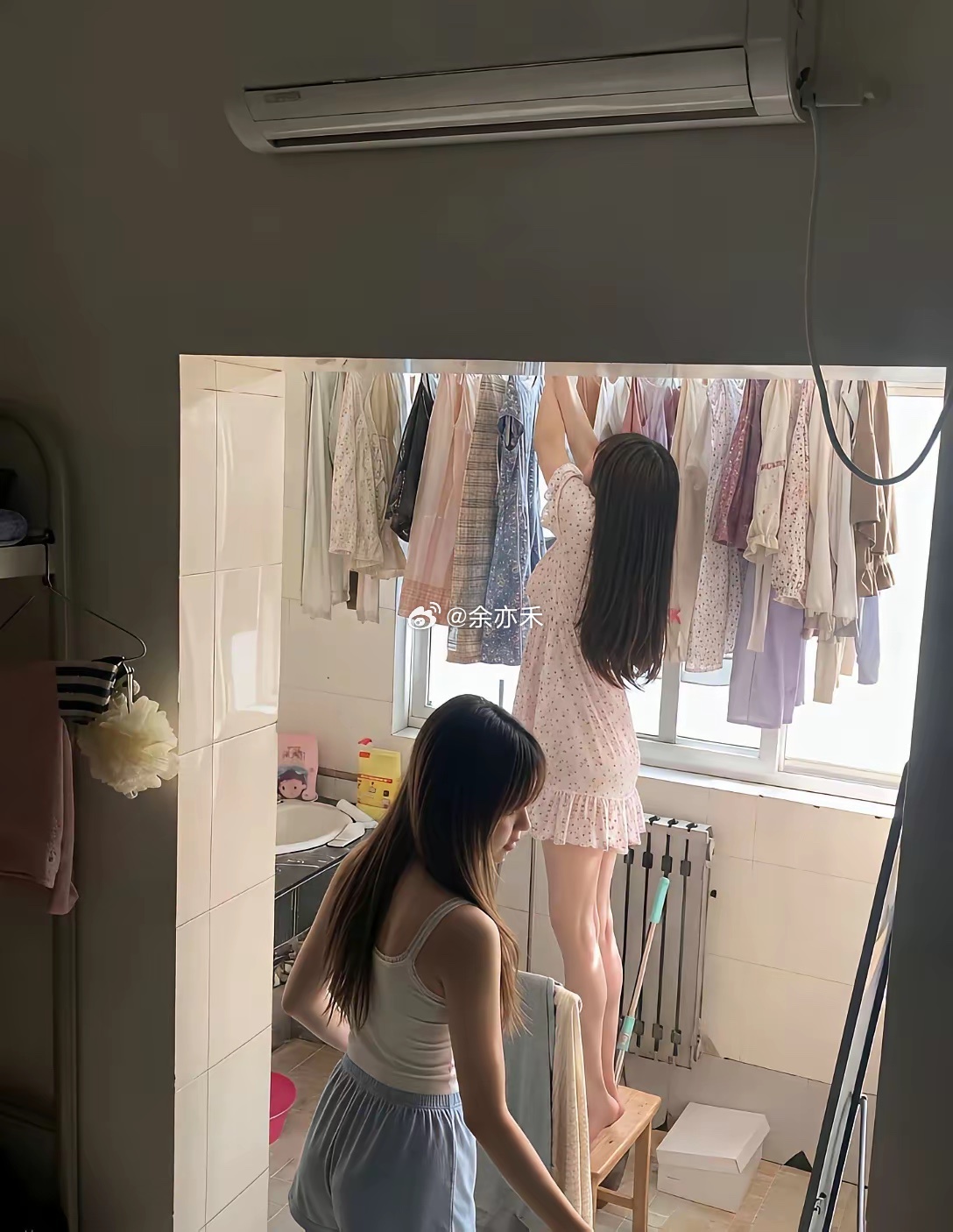 为什么女生宿舍啥时候阳台上都挂满了衣服？而男生宿舍大部分时候都是空空如也呢？