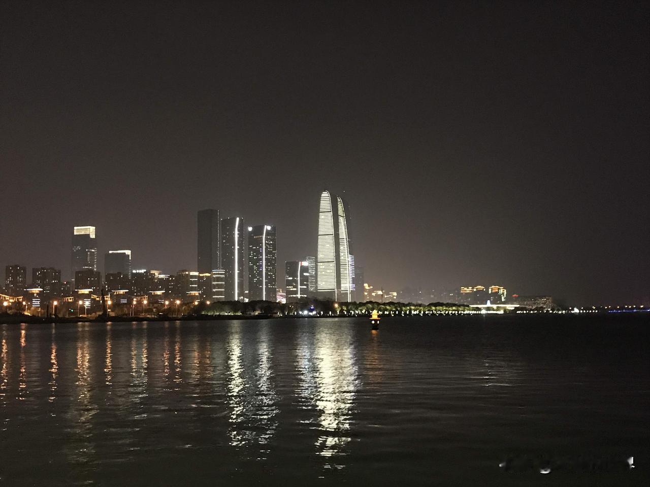 在苏州如果要选一个最多年轻人会去的潮流打卡地，那东方之门应该能排在前几名，这天我