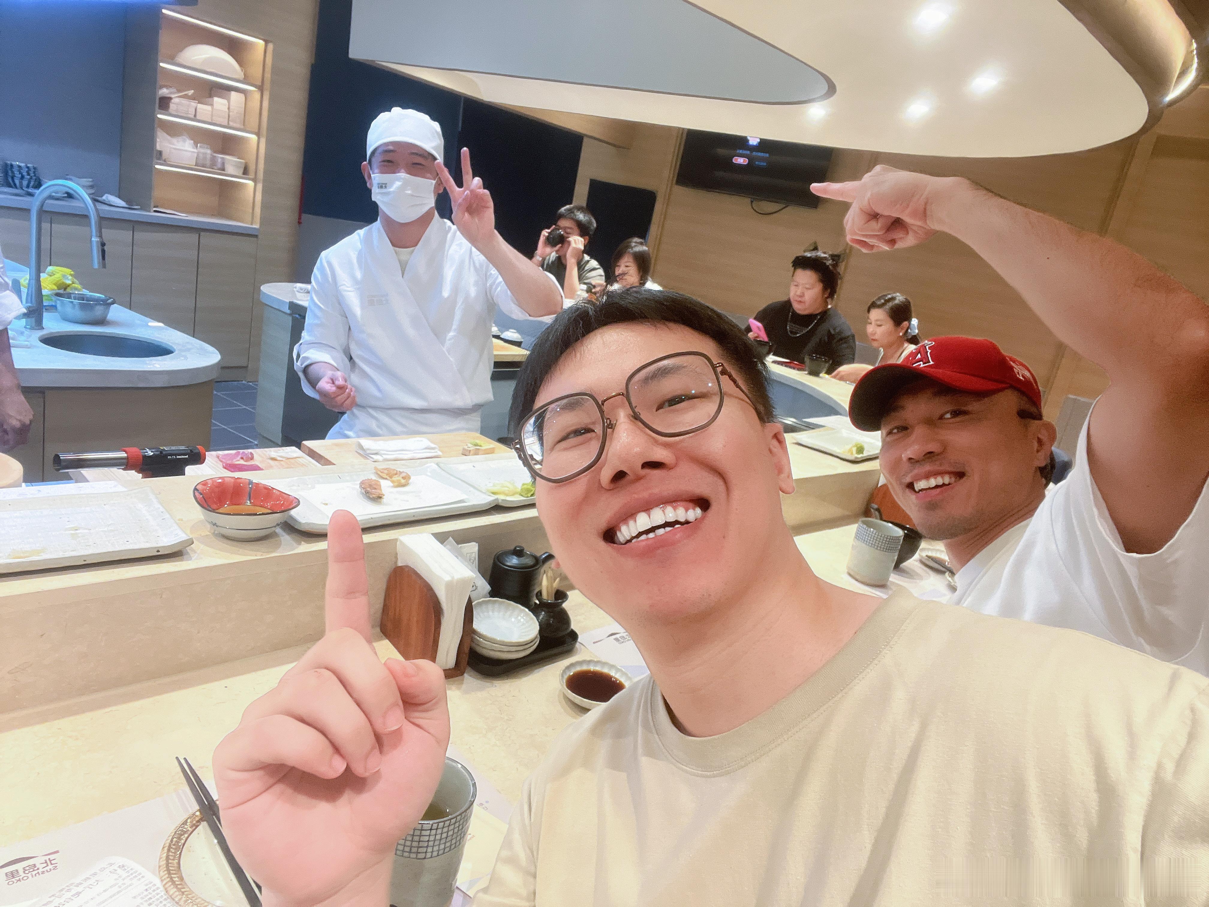 中午跟邻居去新开业的寿司店恰饭！结果寿司师傅是一帅哥球迷！开心的一天[喵喵] ​