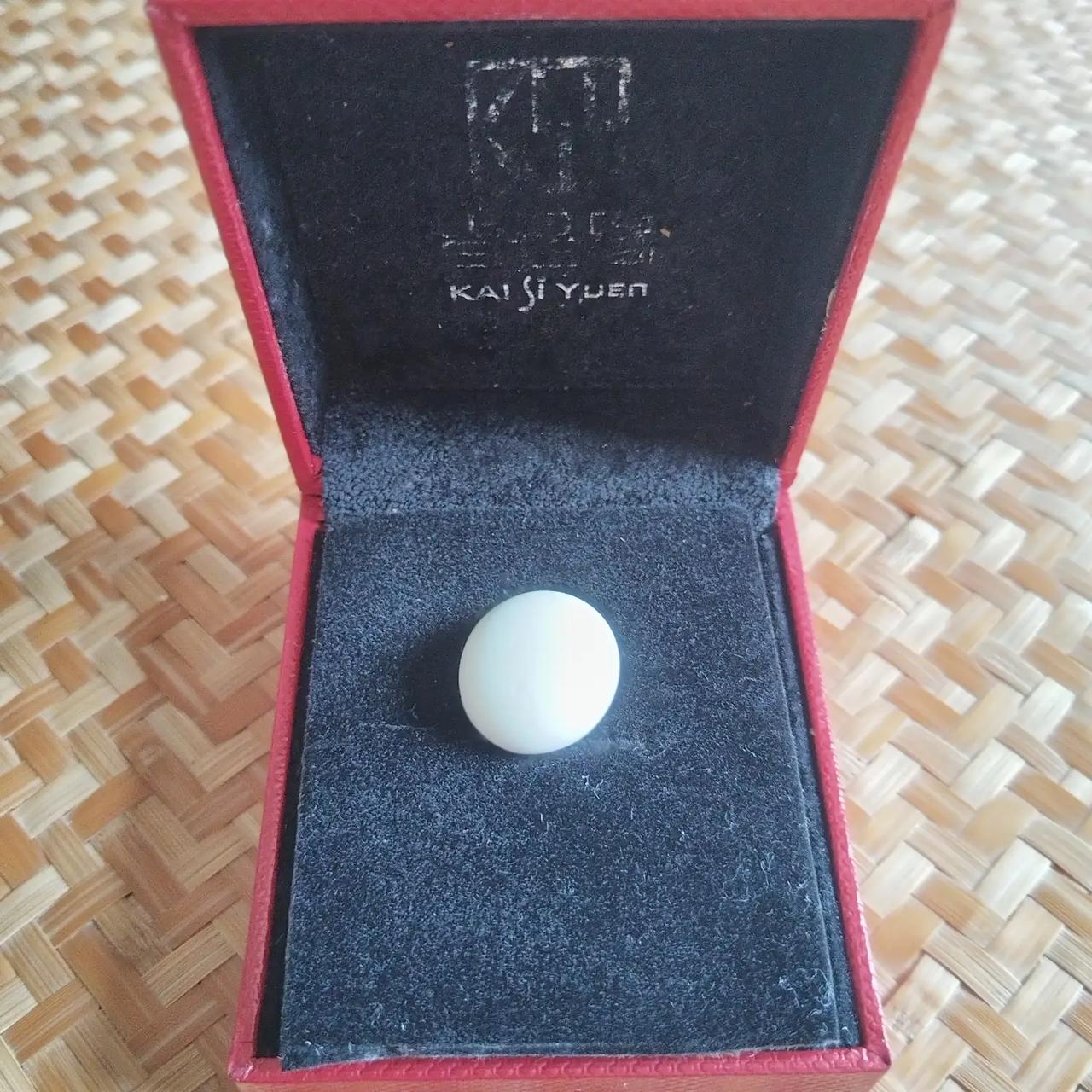 发颗真正的白色玻璃陨石供大家鉴赏啦，其白皮蓝肉，整体通透闪耀，实在是不容错过 。