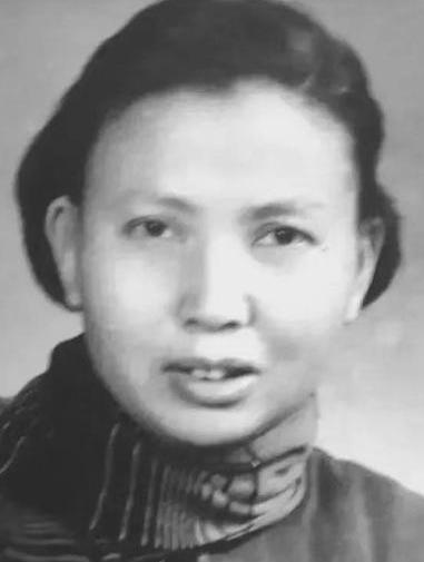 1941年，被称为“双枪老太婆”的莫林被敌人抓捕，正要被敌人活埋之时，突然有一名
