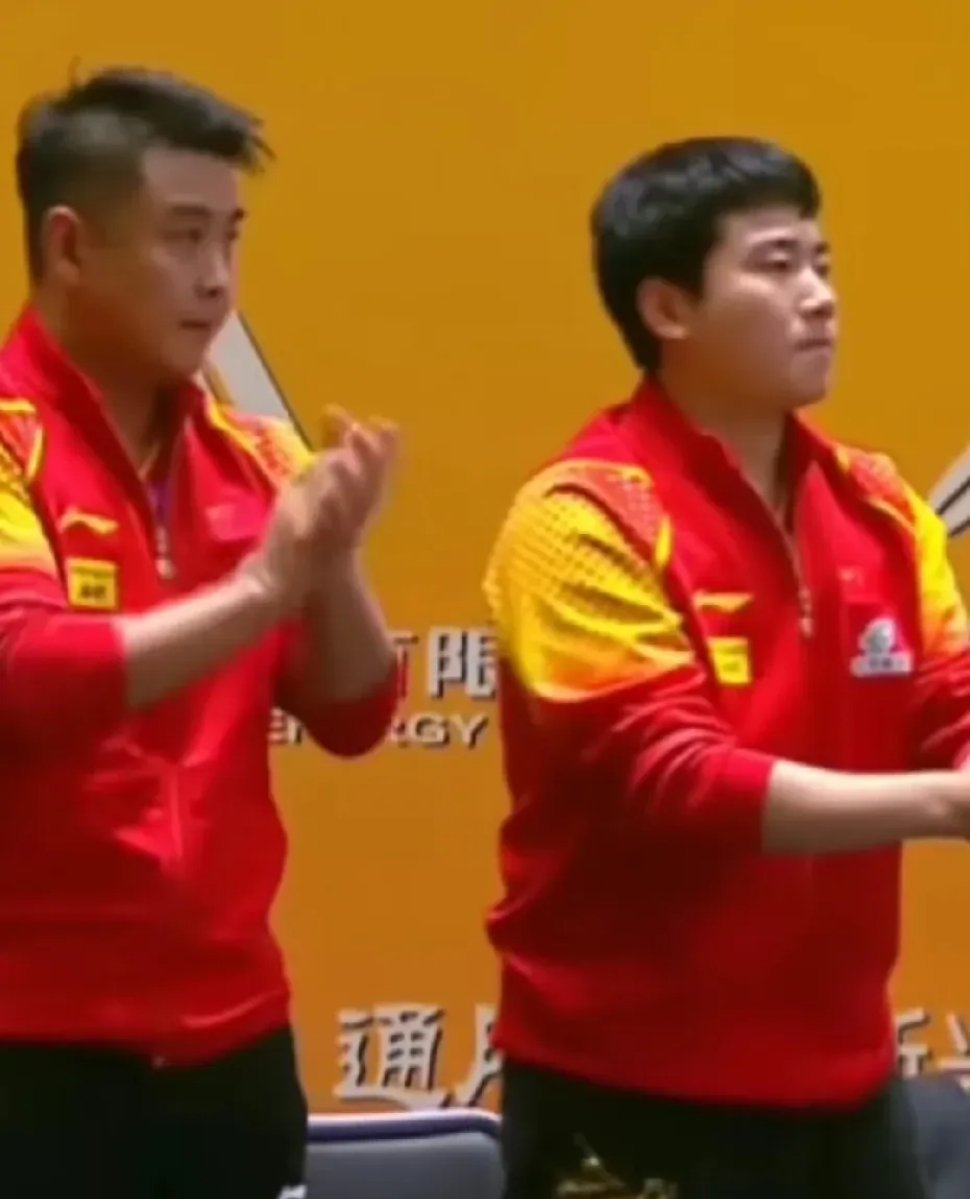 王皓，没想到啊第一，没想到，国乒男团决赛，王楚钦对决时，王皓激动的都不坐着了，站