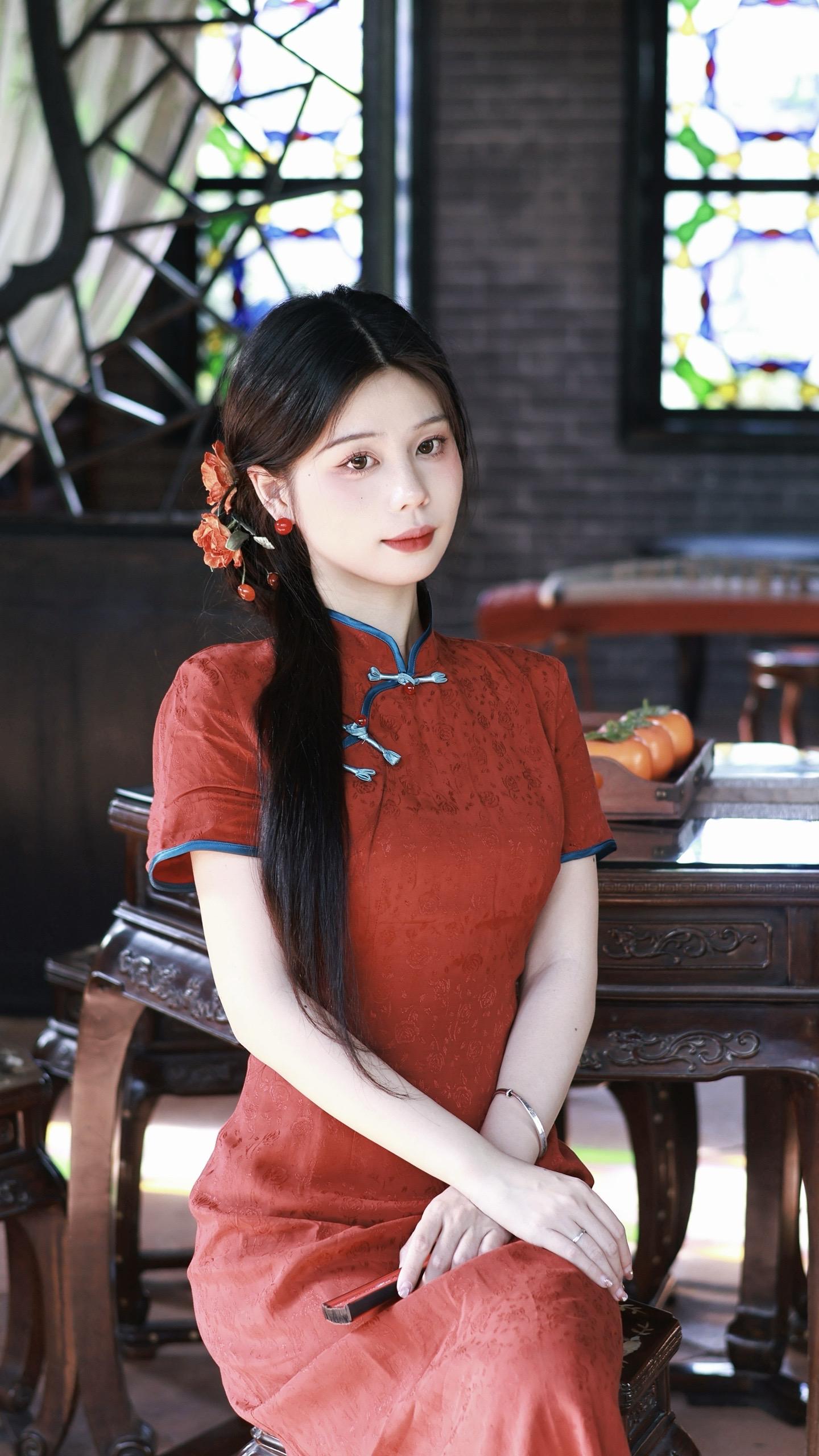 落尽梨花春又了，满地残阳翠色和烟老。