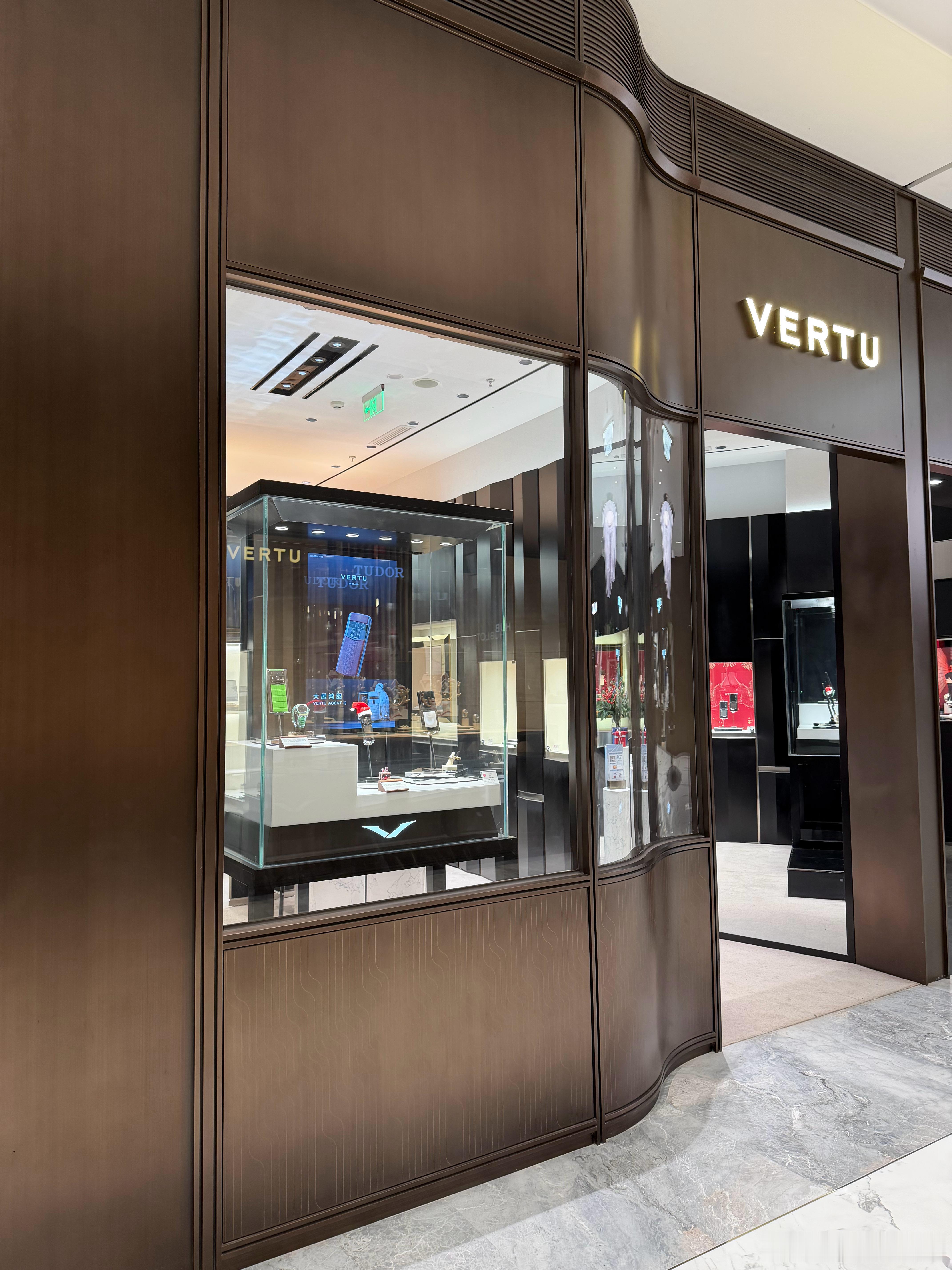 惊了，刚在武汉看到VERTU店，还以为这品牌早黄了，就这种土掉渣的外观也不知道受