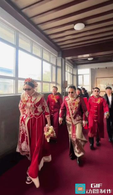 迈着摔跤运动员的步伐，婚闹直接秒怂
 
谁懂啊！这新娘一出场直接封神！
 
一身