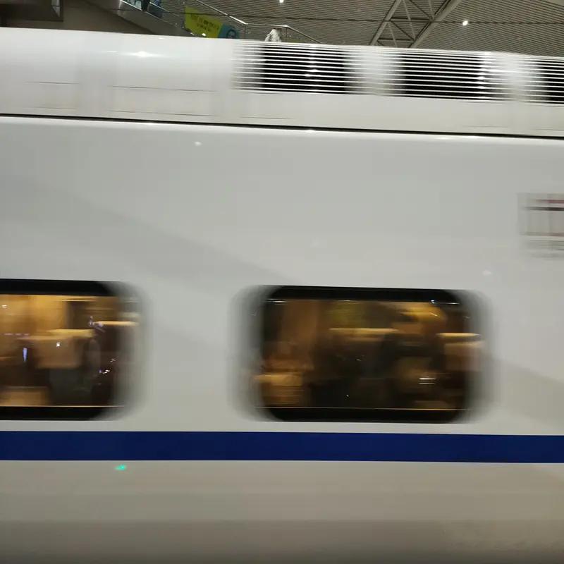 男子吐槽乘坐近16个小时动车，时速低于高铁，盒饭价格却差不多，分别卖35元、49