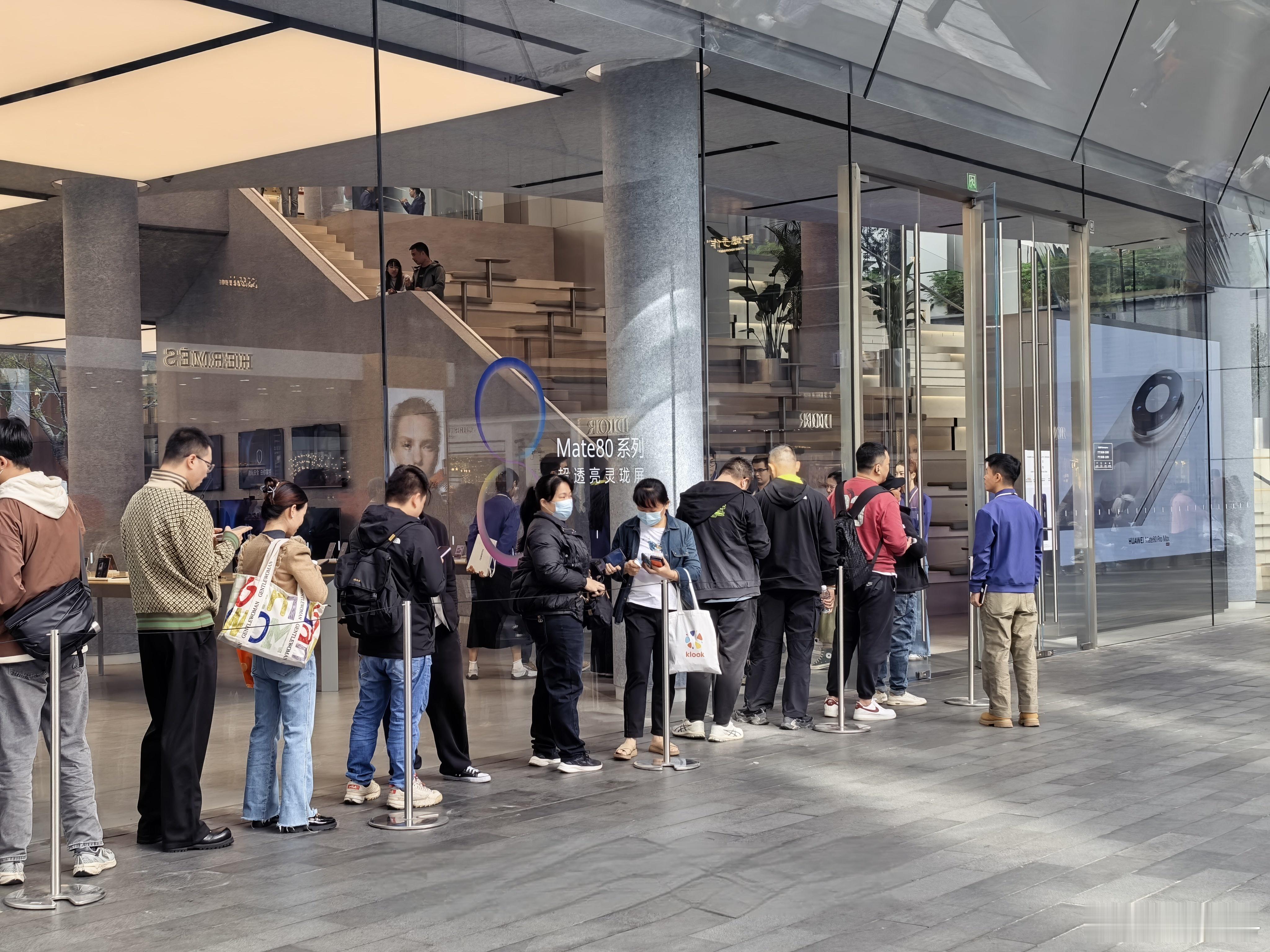 华为Mate80线下销售盛况 还得是华为……华为Mate80系列首销太猛，我看各