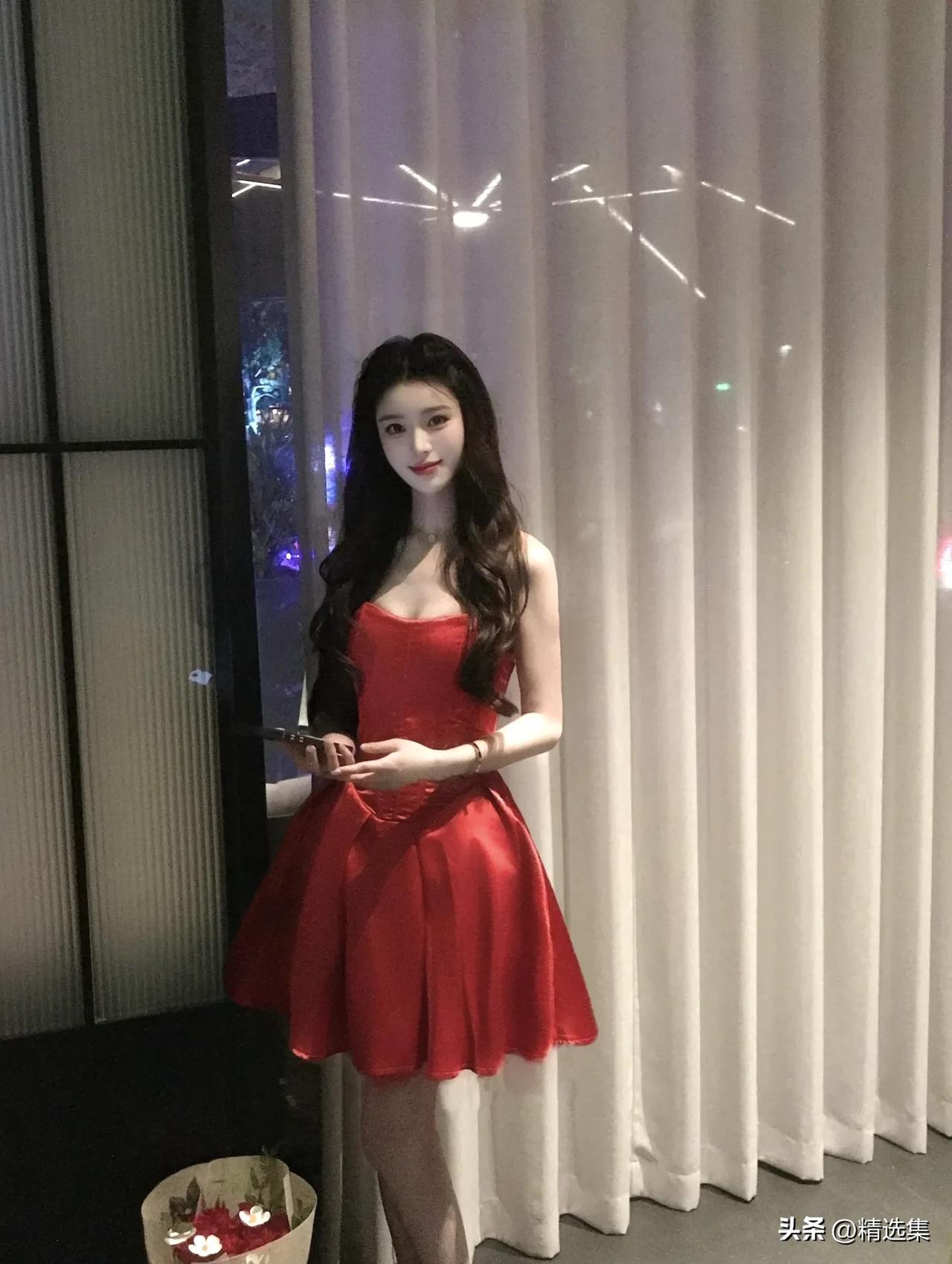 红裙映窗影，花烛映佳人。