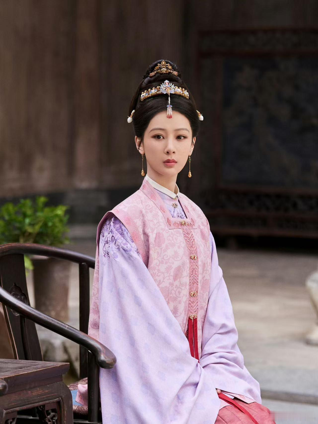 家业版家有儿女复刻经典暖心家庭氛围，家人彼此包容相互陪伴，琐碎日常皆是温柔，治愈