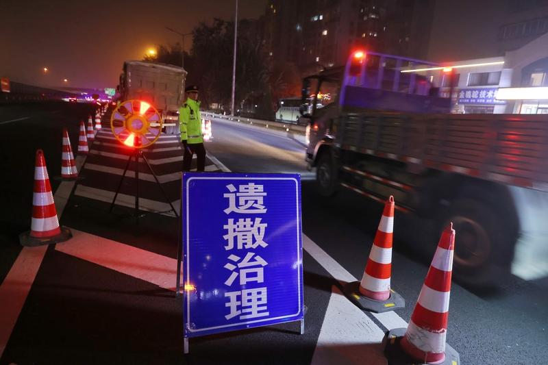 郑州查处首例群众举报“百吨王” 郑州查处首例群众举报“百吨王”，这事儿太让人拍手