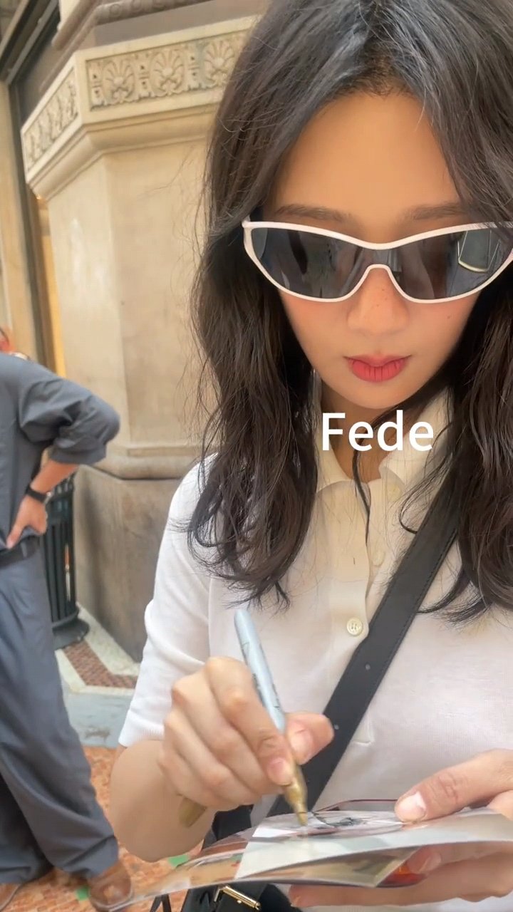 杨紫海外行程时被路人偶遇路人偶遇被杨紫美貌征服杨紫海外行程时被路人偶遇，还温柔的