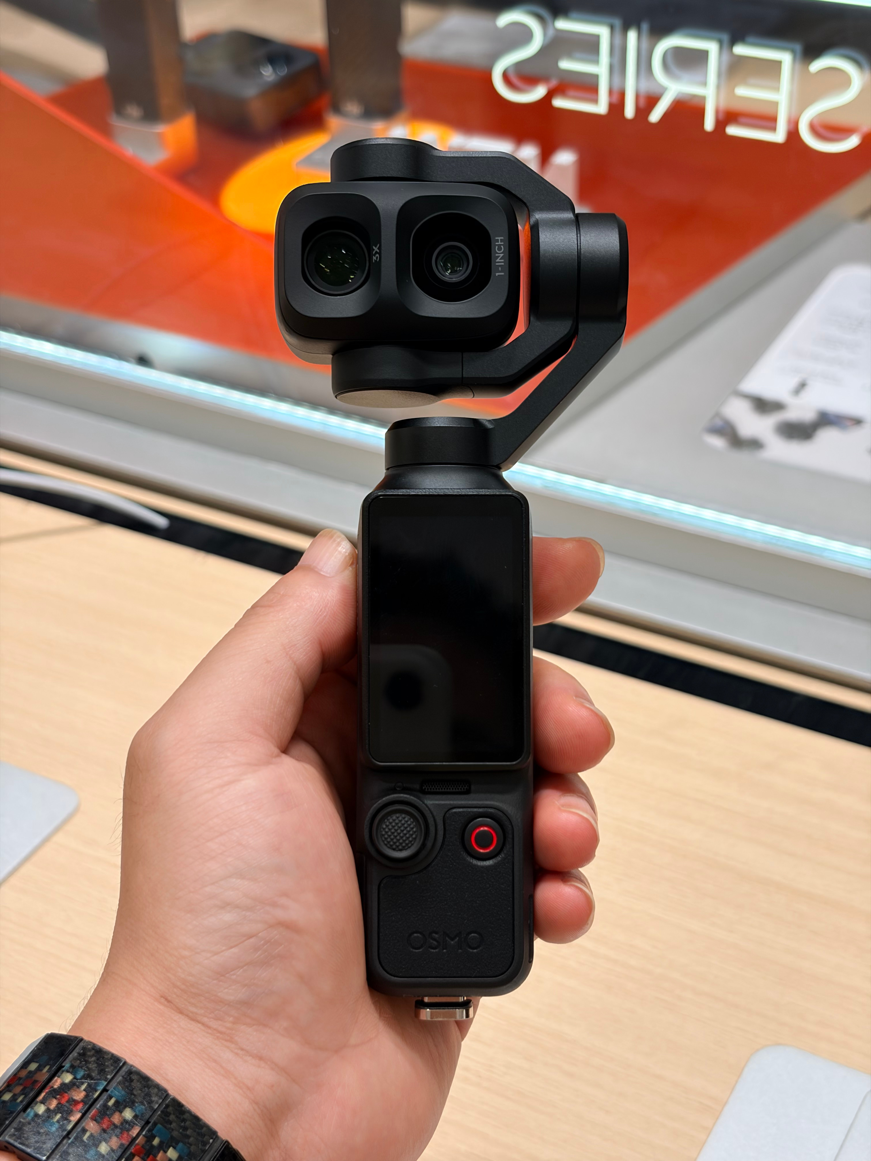 确实，insta360 Luna会比大疆Pocket 4P优雅太多了！今天线下把